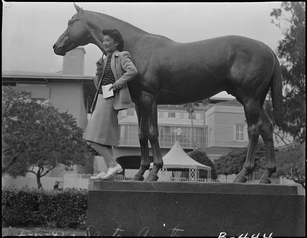 Picture of the Statute of Seabiscuit at Santa Anita Park.