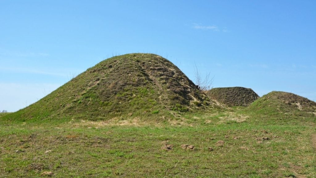 Picture of a burial mound.