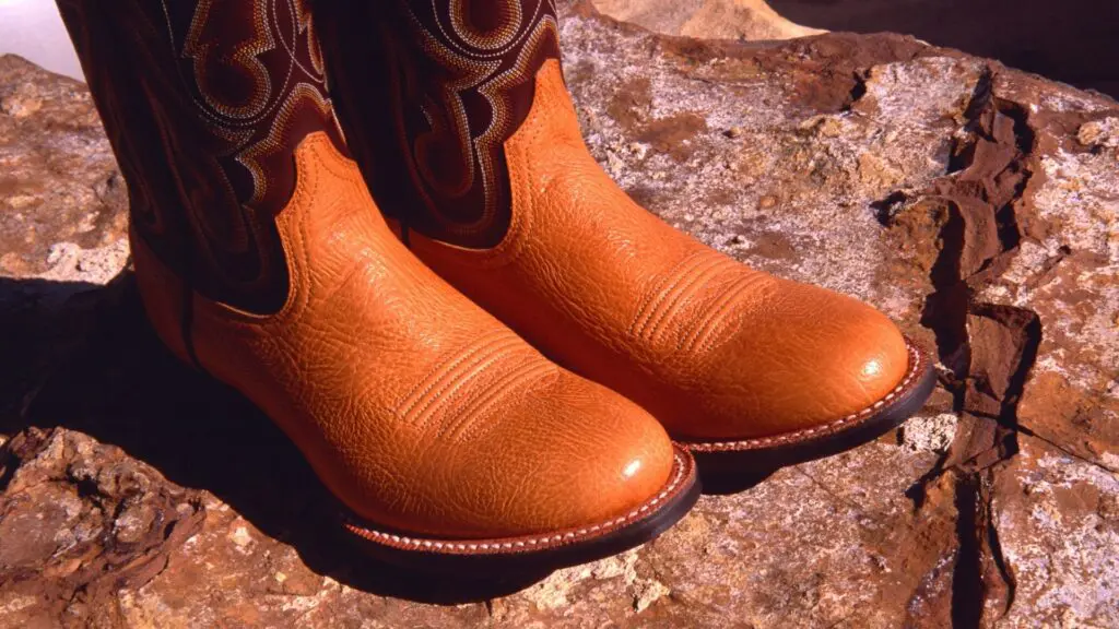 Picture of a pair of Ariat ropers, these are good cowboy boots,