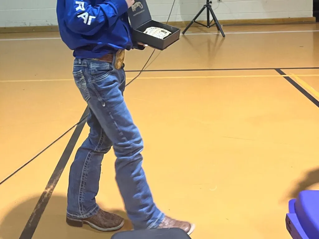 Picture of a cowboy wearing jeans.