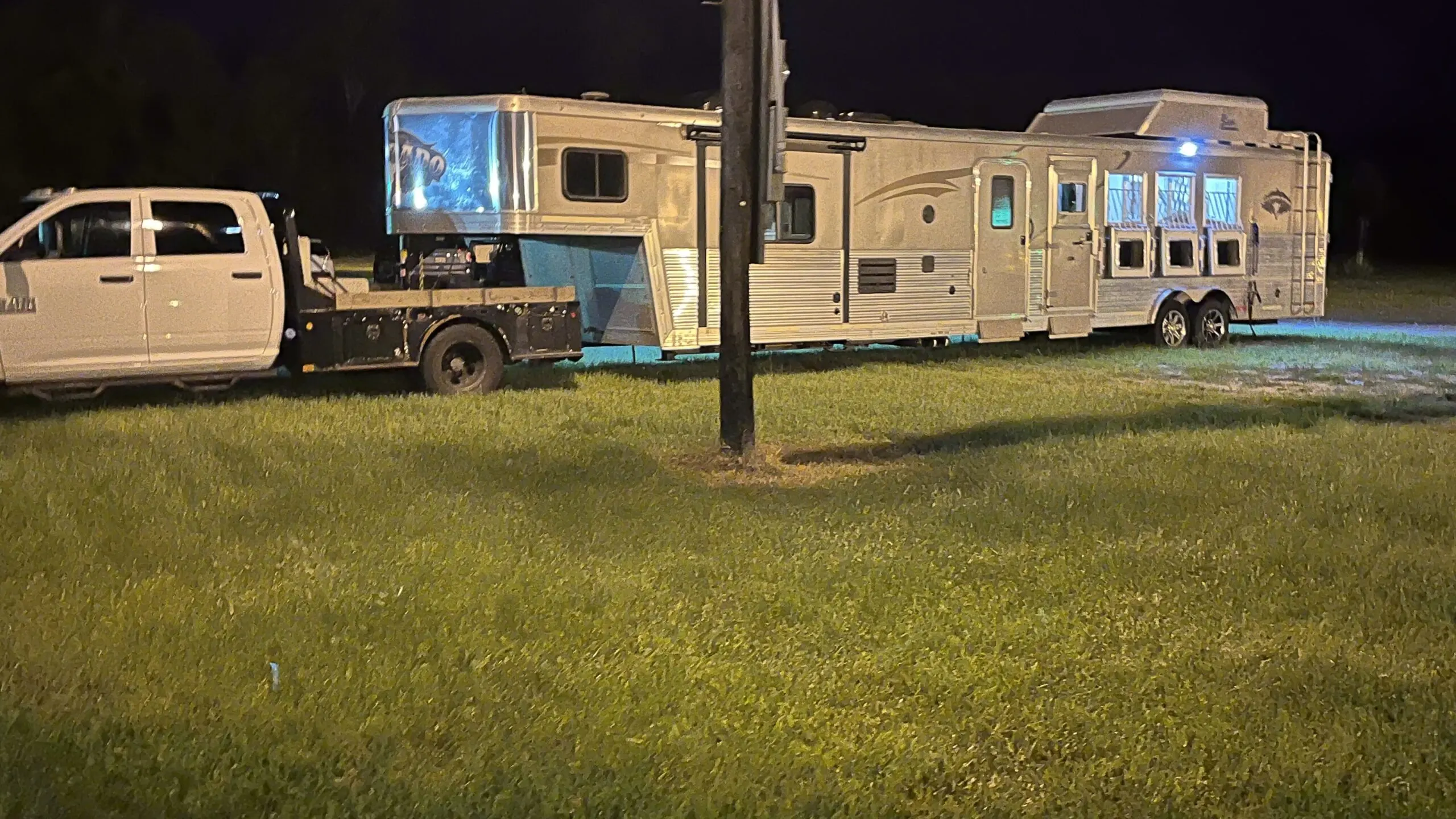 Picture of a 5 horse gooseneck trailer.