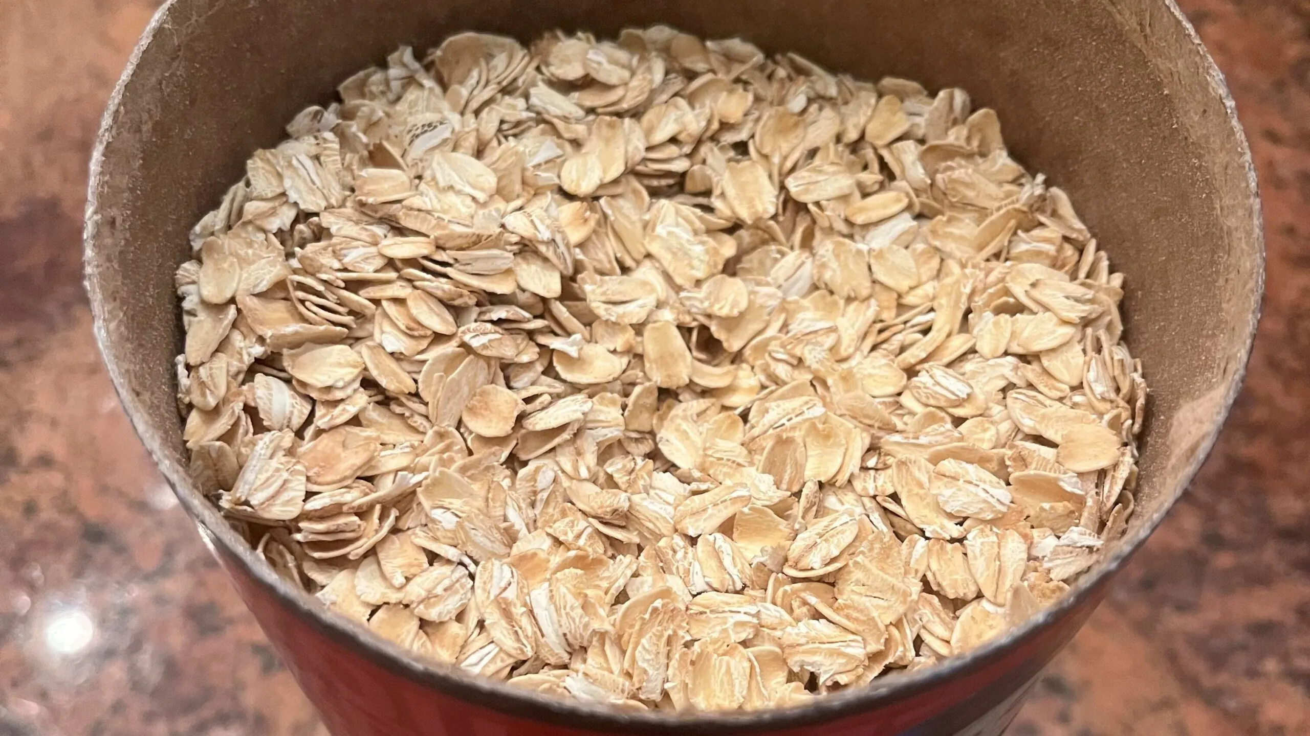 Picture of Quaker oats I keep in my pantry to make horse treats.