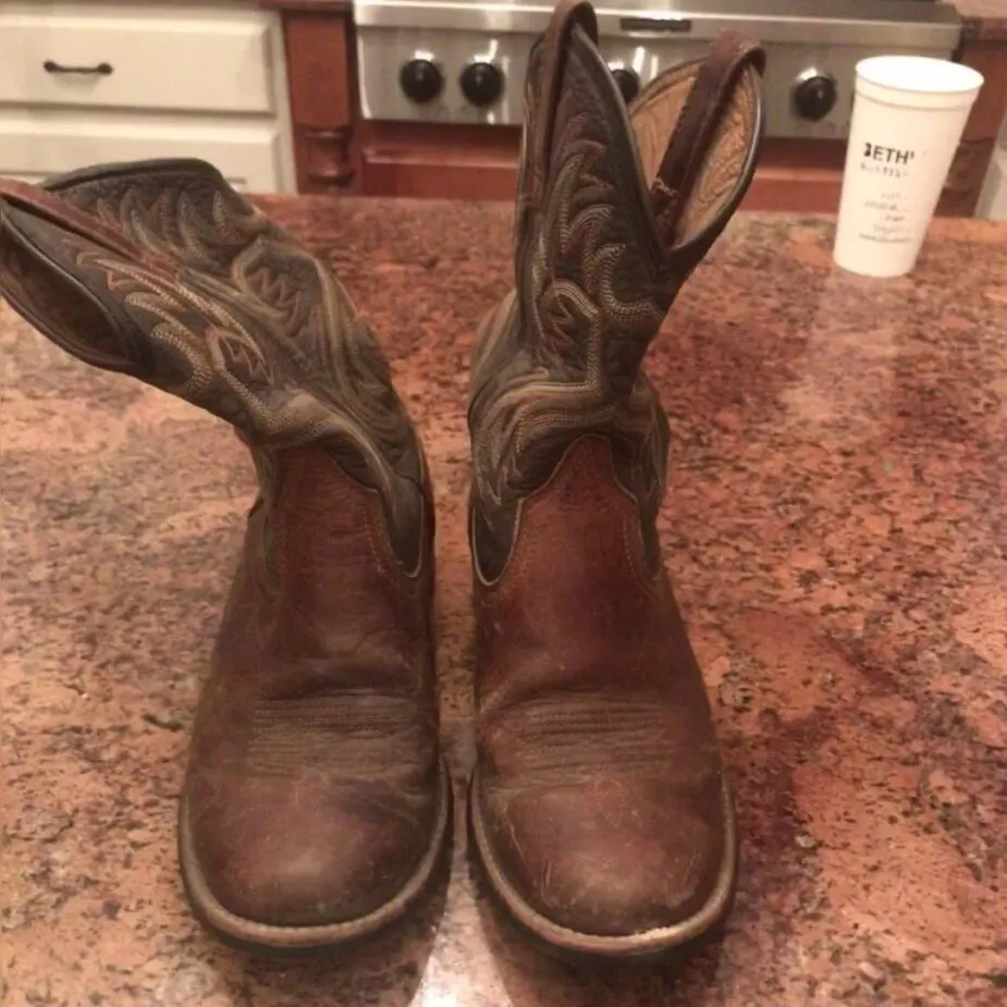 Picture of my Ariat Ropers, I wear these a good bit in the winter. 