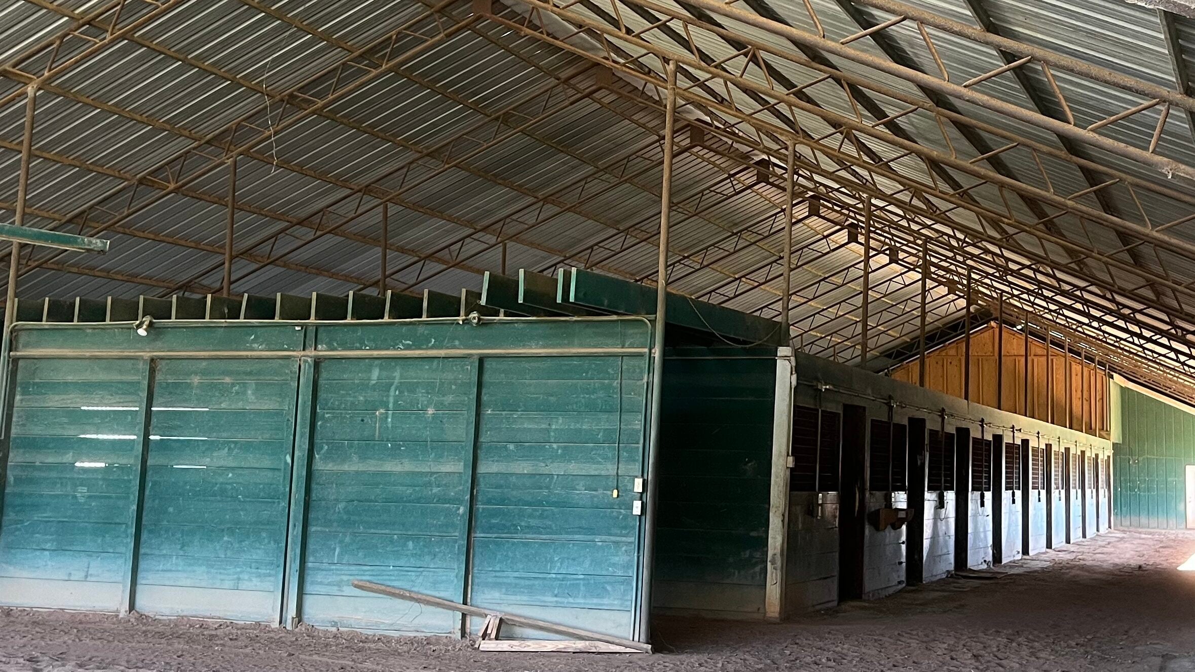 Horse racing barn with high roof to provide optimal ventilation. 